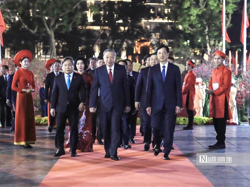 Tối 16/2 (tức ngày 29 tháng Chạp năm Ất Tỵ), ngay trước thời khắc Giao thừa thiêng liêng đón chào Xuân Bính Ngọ 2026, Tổng Bí thư Tô Lâm đã đến dâng hương tại Tượng đài Vua Lý Thái Tổ; thăm hỏi, chúc Tết nhân dân Thủ đô đón năm mới tại khu vực Vườn hoa Lý Thái Tổ.