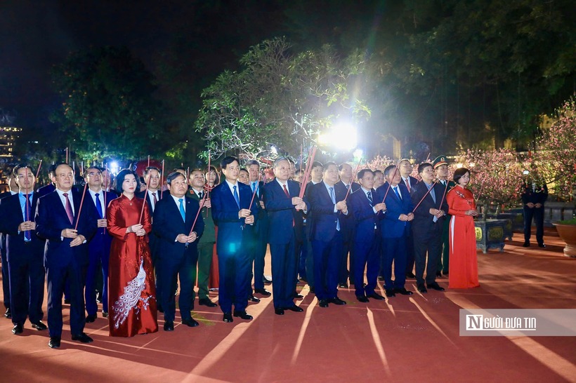 Tổng Bí thư Tô Lâm và các đồng chí lãnh đạo Trung ương và Thành phố Hà Nội đã thành kính dâng hương tưởng nhớ công ơn của Đức vua Lý Thái Tổ và các vị tiên hiền, tiên liệt, các vị liệt tổ, liệt tông đã xây dựng và bảo vệ Thăng Long - Hà Nội nghìn năm văn hiến, gìn giữ non sông gấm vóc Việt Nam anh hùng, bồi đắp những giá trị văn hóa, lịch sử truyền thống vô cùng quý giá cho Thủ đô và đất nước mãi trường tồn.