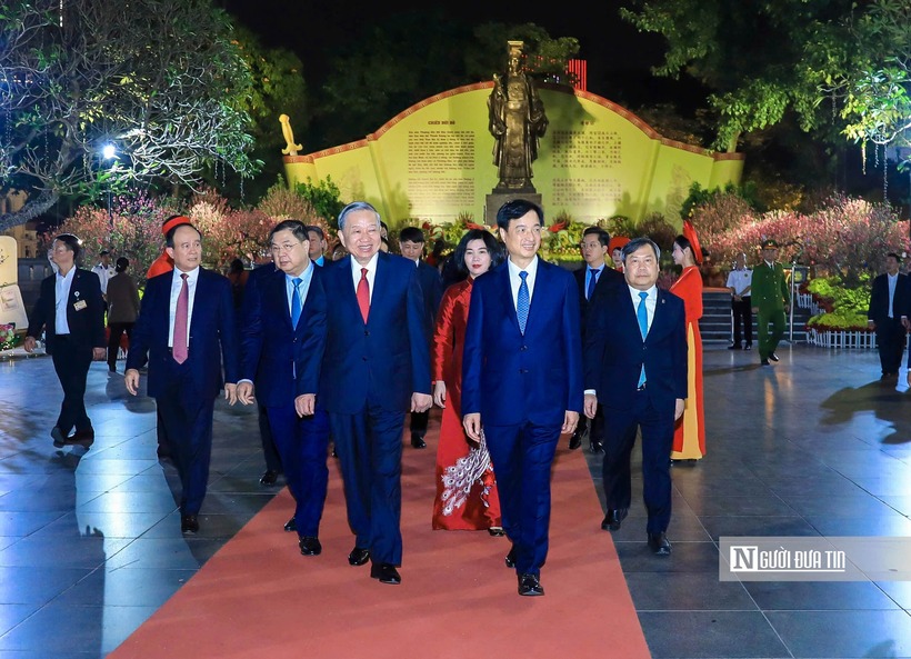 Đồng thời, bày tỏ lòng thành kính cầu cho quốc thái dân an, đất nước vững tin bước vào kỷ nguyên phát triển mới với nhiều thành công đột phá hơn nữa, vì hòa bình, độc lập, dân chủ, giàu mạnh, phồn vinh, văn minh, hạnh phúc.
