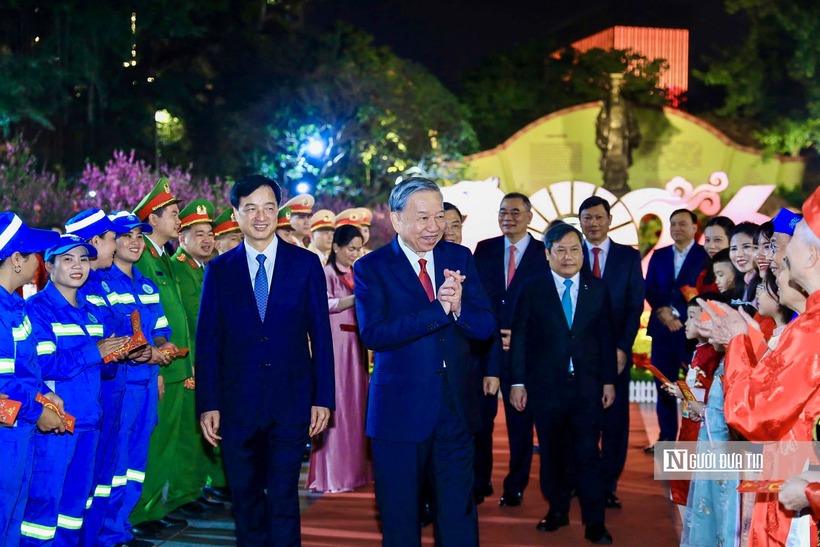 Tổng Bí thư Tô Lâm và Bí thư Thành ủy Hà Nội Nguyễn Duy Ngọc gặp gỡ nhân dân Thủ đô.
