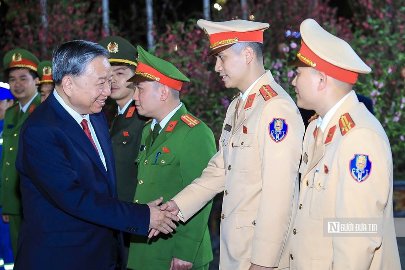 Tổng Bí thư Tô Lâm gặp gỡ, trò chuyện với các đồng chí cảnh sát giao thông Thủ đô.