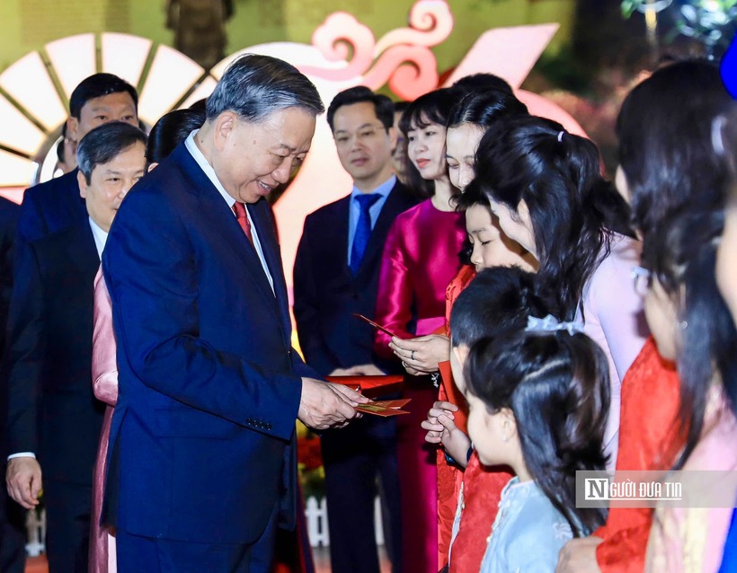 Bí thư Thành ủy Hà Nội Nguyễn Duy Ngọc mừng tuổi, chúc Tết đại diện nhân dân Thủ đô.