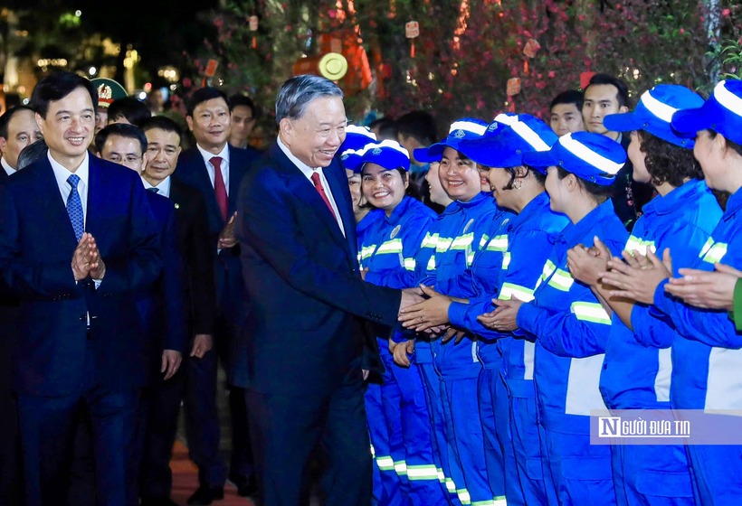 Tổng Bí thư Tô Lâm cùng các đồng chí lãnh đạo Trung ương và Thành phố Hà Nội đã mừng tuổi, chúc Tết công nhân, người lao động, các chiến sĩ công an, cảnh sát giao thông làm nhiệm vụ.