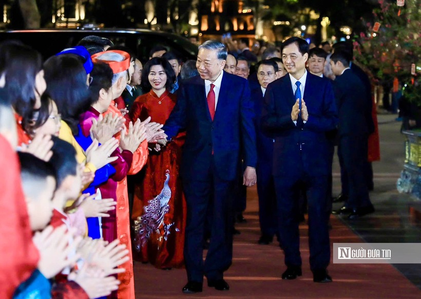 Tổng Bí thư Tô Lâm trò chuyện thân mật và chúc nhân dân Thủ đô đón Xuân mới Bính Ngọ vui tươi, hạnh phúc; chúc năm mới nhiều thắng lợi mới.