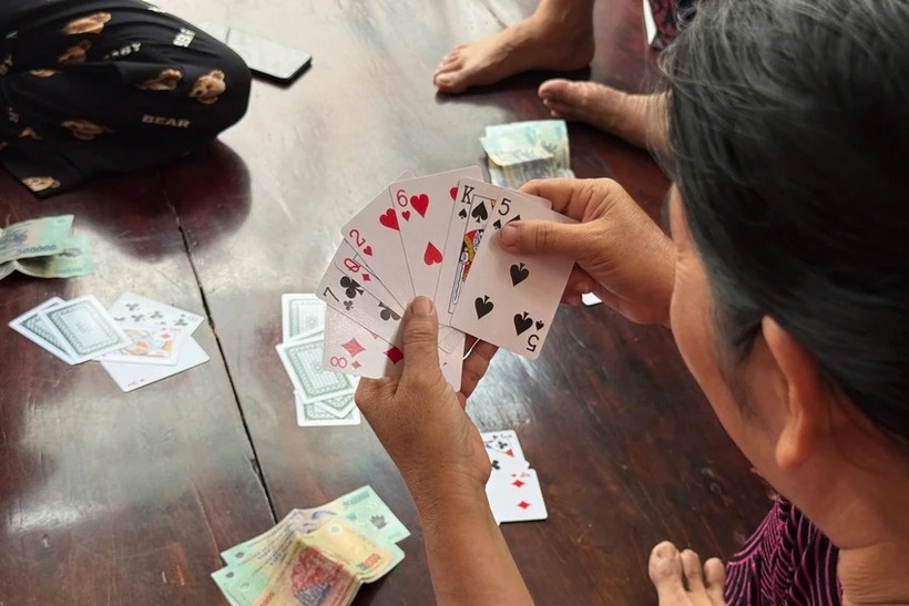 Để tránh những rắc rối pháp lý không đáng có trong ngày đầu xuân, bạn và nhóm bạn tuyệt đối không nên sử dụng tiền hoặc hiện vật có giá trị để đánh bạc dưới mọi hình thức. (Ảnh: Pháp luật TP.HCM)