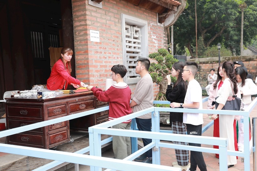 Dù lượng khách tăng mạnh, công tác tổ chức vẫn được triển khai nghiêm túc, bảo đảm an ninh trật tự. Ảnh: Hà Nội Mới