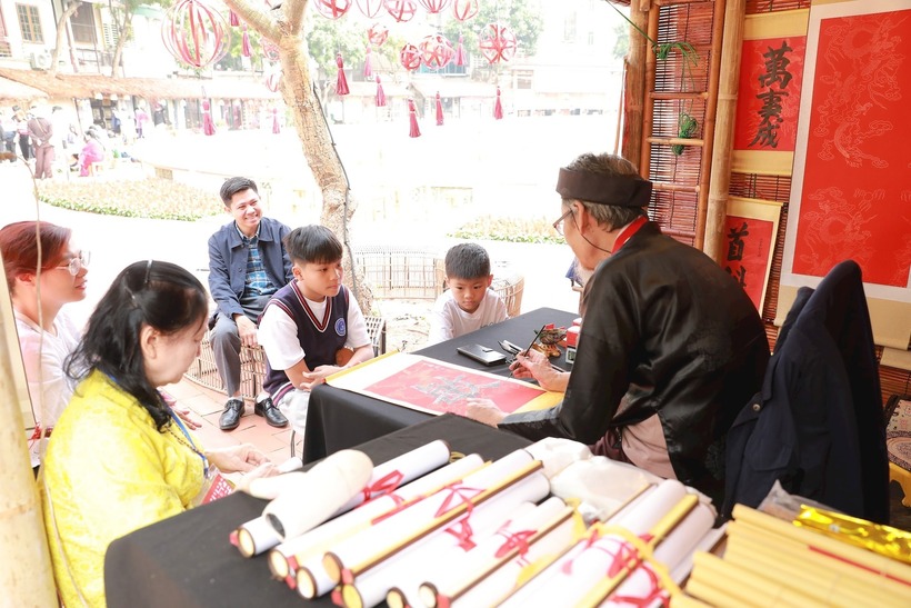 Tục xin chữ đầu xuân là nét đẹp văn hóa lâu đời của người Việt, thể hiện truyền thống hiếu học và sự coi trọng tri thức. Ảnh: Hà Nội Mới