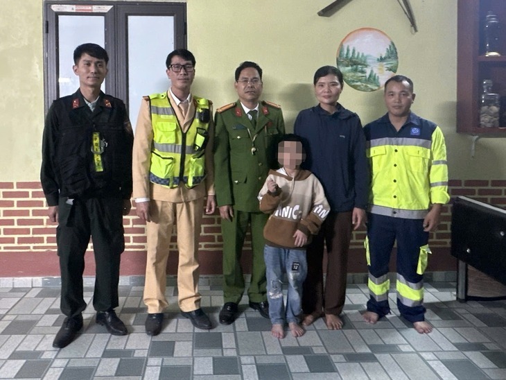 Bé trai đi lạc trên cao tốc đêm giao thừa, CSGT ứng cứu kịp thời. Ảnh: Báo Tuổi trẻ.