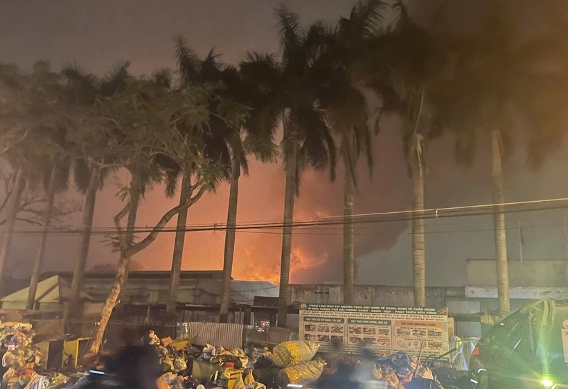 Ngọn lửa bùng phát từ một kho hàng của nhà máy. (Ảnh: VietnamNet)