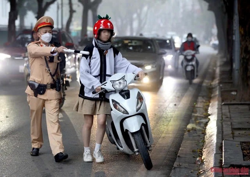 Tình trạng học sinh điều khiển xe khi chưa đủ điều kiện diễn ra phổ biến. (Ảnh: Công an nhân dân)