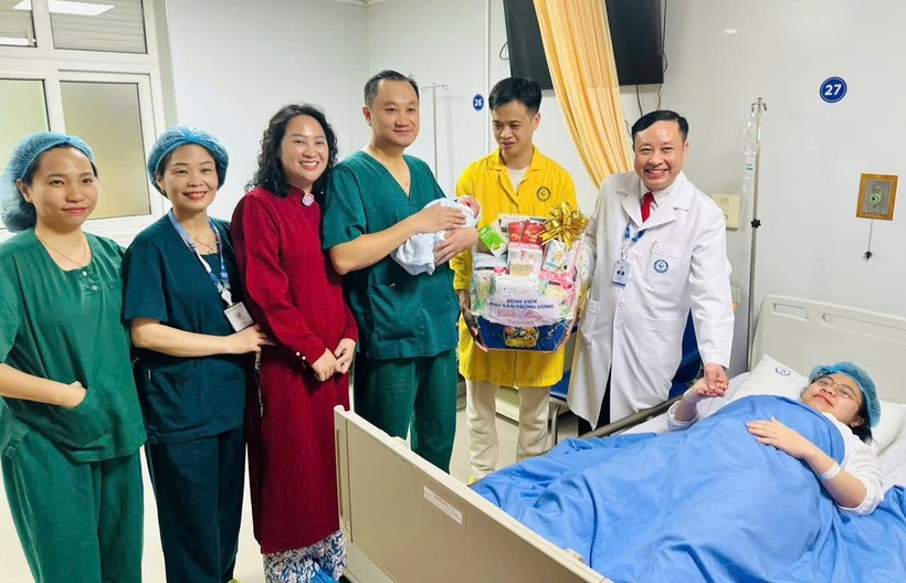 Em bé đầu tiên chào đời trong thời khắc chuyển giao sang năm mới Bính Ngọ, tại Bệnh viện Phụ sản Trung ương. (Ảnh: TTXVN)