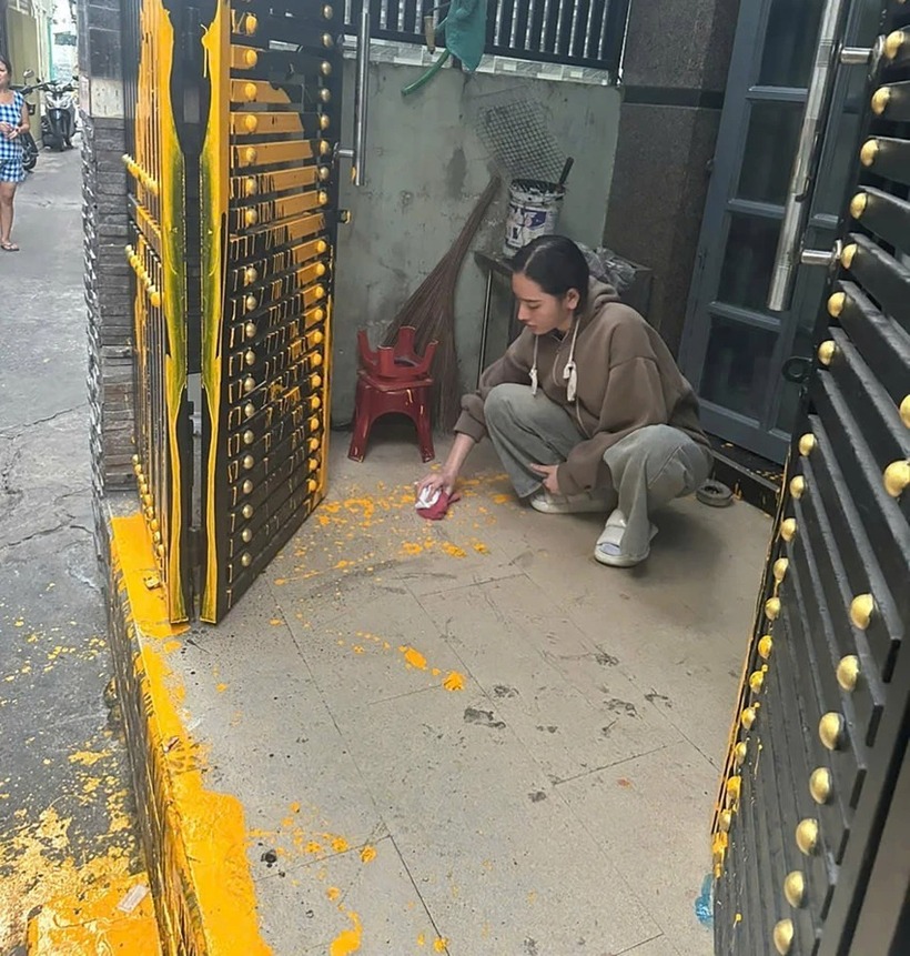Tiên bị yêu cầu phải xóa hết sơn do mình đã tạt vào nhà người yêu cũ. (Ảnh: Công an TP.HCM)