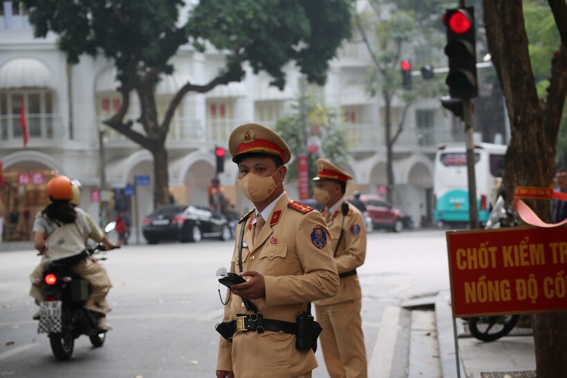 Lực lượng CSGT Hà Nội đồng loạt triển khai kiểm soát nồng độ cồn trên toàn địa bàn TP.