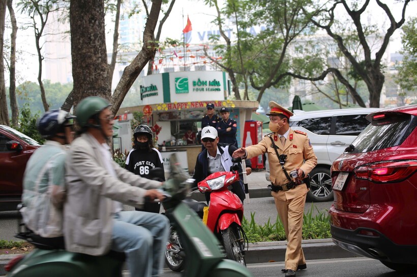Ngoài kiểm soát nồng độ cồn, CSGT xử lý nghiêm cả hành vi không đội mũ bảo hiểm.