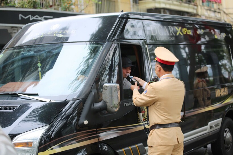 CSGT kiểm soát đối với cả người điều khiển ô tô và xe máy.