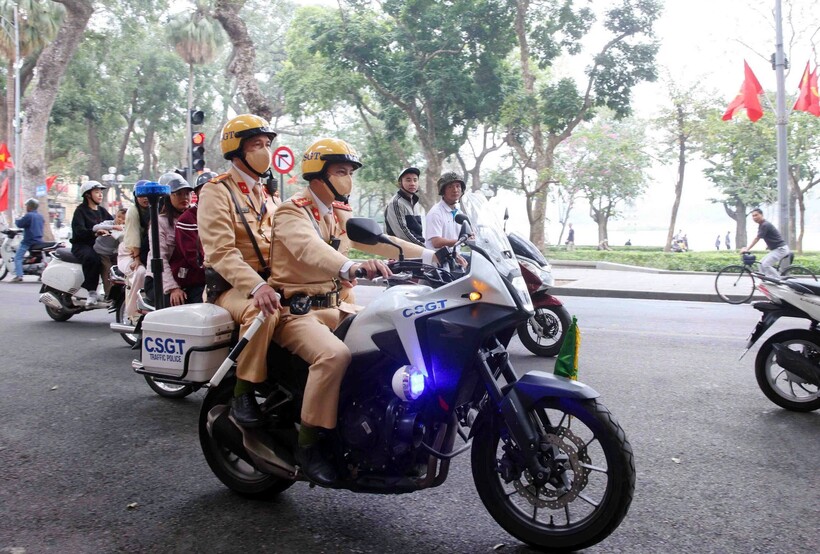 CSGT tuần tra quanh khu vực hồ Hoàn Kiếm, sáng 17/2.