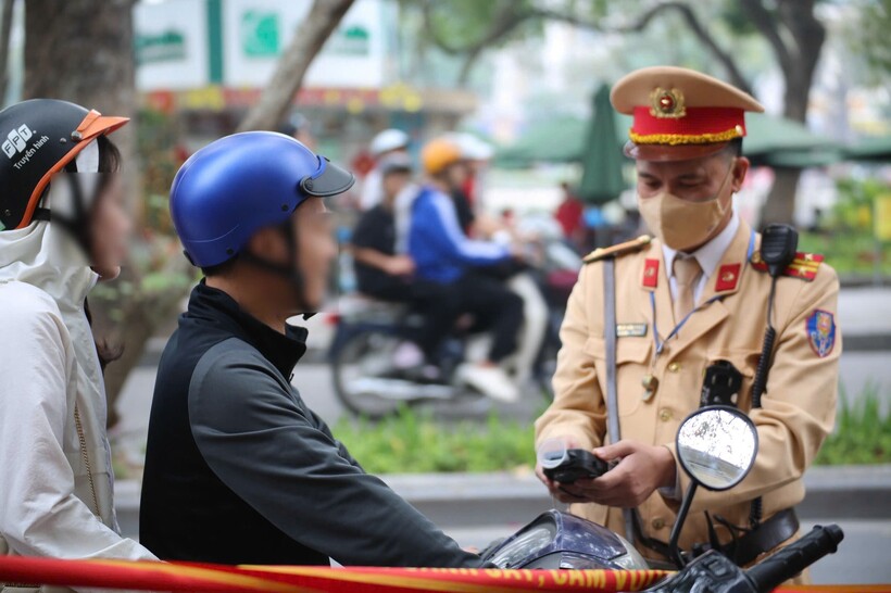 Đội CSGT đường bộ số 1 làm nhiệm vụ trên tuyến Lê Thái Tổ.