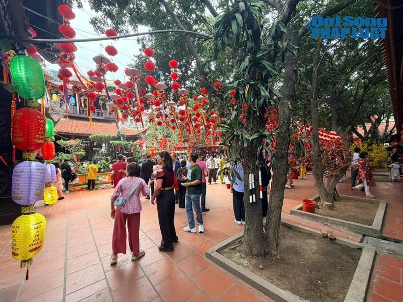 Người dân thành tâm chiêm bái, vãn cảnh trong tiết trời xuân tại Chùa Ngòi.