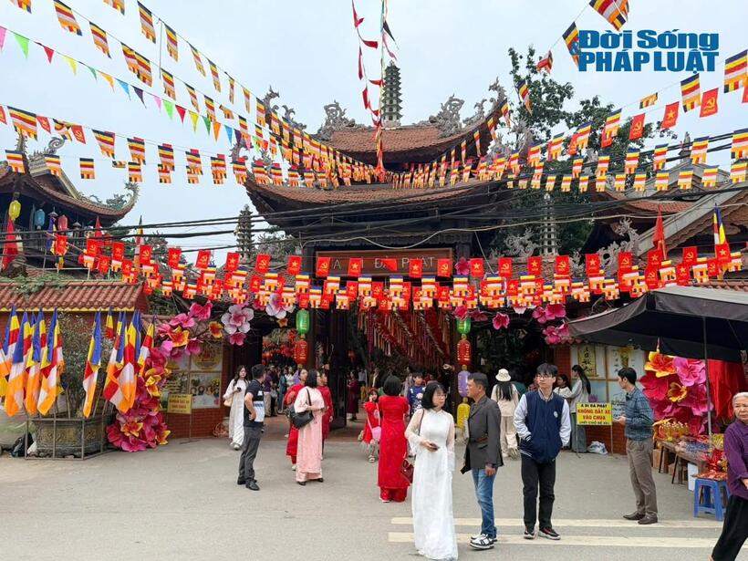 Ngay từ sáng sớm, trước cổng Chùa Ngòi đã nhộn nhịp người dân và du khách thập phương đến lễ Phật.
