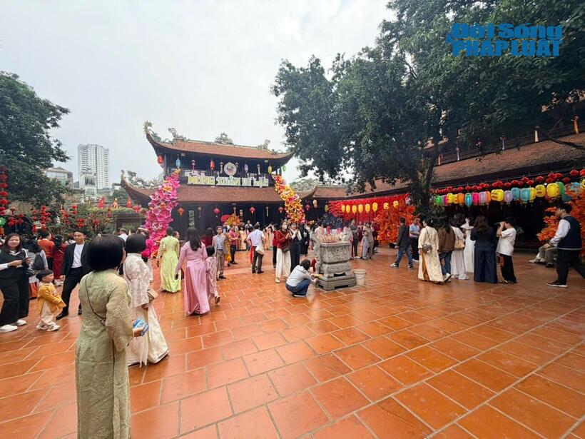 Người dân nô nức dâng hương, cầu an trong những ngày đầu xuân tại Chùa Ngòi.