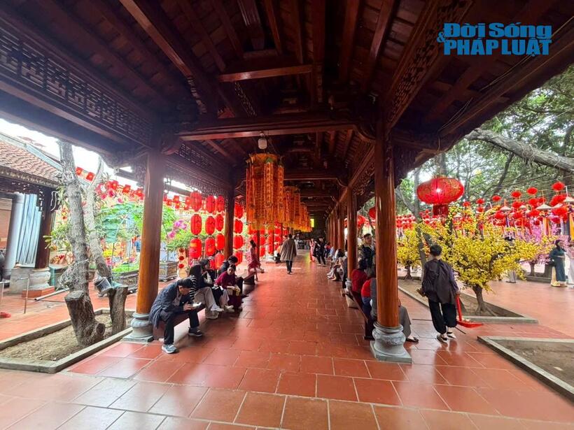 Các gia đình cùng nhau vãn cảnh chùa, tận hưởng không gian yên bình đầu xuân tại Chùa Ngòi.