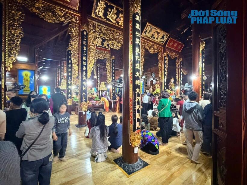 Không khí trang nghiêm nhưng rộn ràng sắc xuân tại Chùa Ngòi những ngày đầu năm.