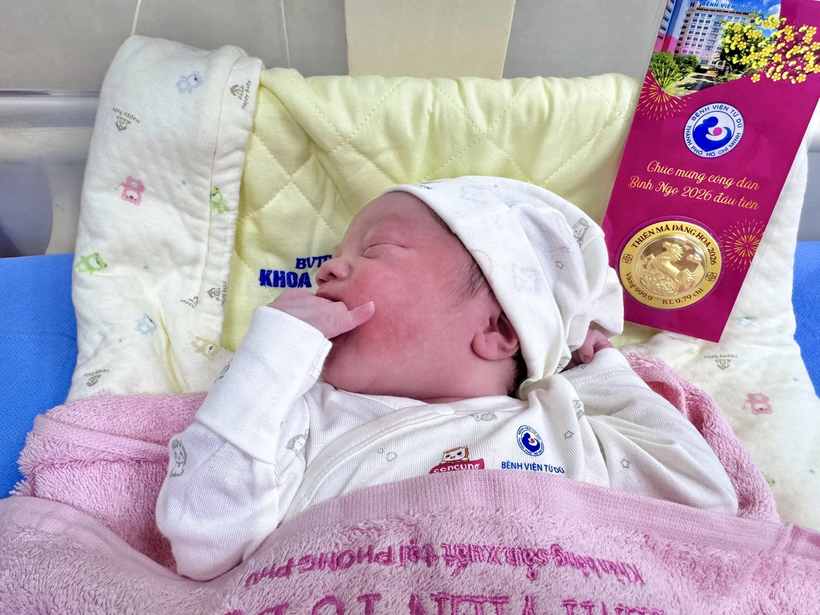 Những em bé chào đời vào thời khắc năm 2026 được tặng vàng may mắn.