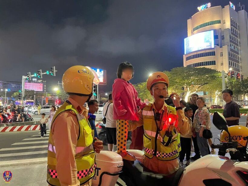 CSGT Đà Nẵng giúp cháu bé tìm lại gia đình đêm 30 Tết. Ảnh: Cục CSGT.