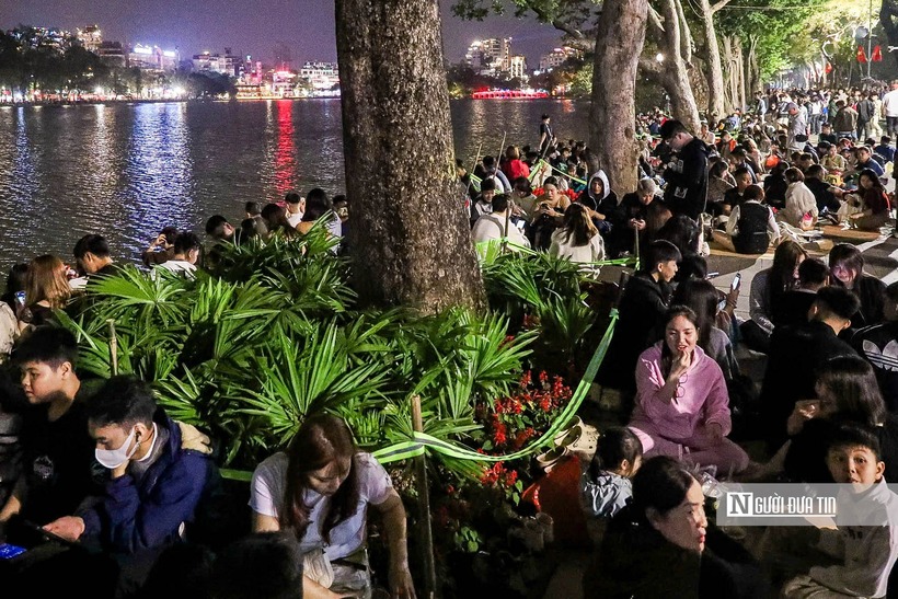 Theo ghi nhận, xung quanh khu vực hồ Hoàn Kiếm đã chật kín người dân ngồi chờ đón đến thời khắc chuyển giao năm mới.
