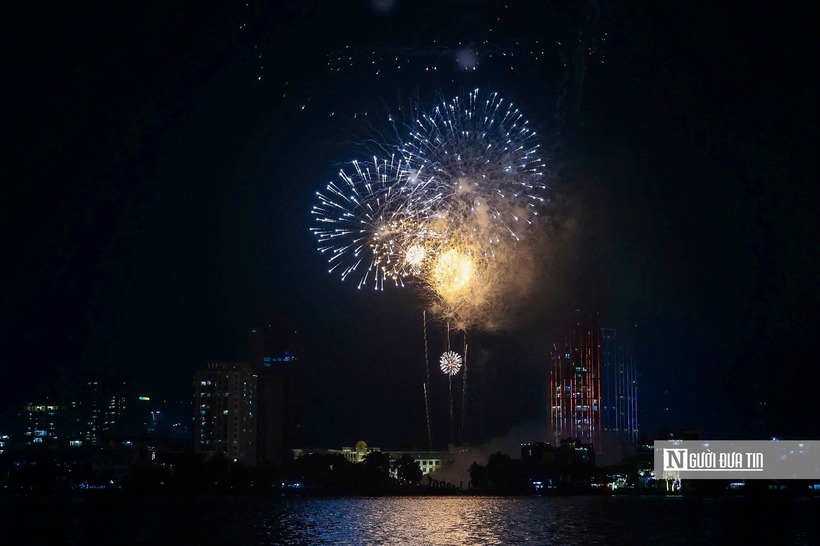 Màn pháo hoa kéo dài 15 phút chào đón năm Bính Ngọ 2026. Trong ảnh là pháo hoa tại khu vực hồ Tây (phường Hồ Tây).