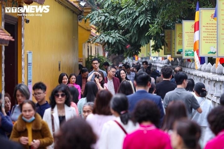 Sáng mùng 1 Tết, thời tiết Hà Nội nắng ấm, hàng nghìn người dân Thủ đô đổ về đình, chùa dâng hương, lễ Phật, gửi gắm mong ước một năm mới bình an, may mắn. Ảnh: VTC News