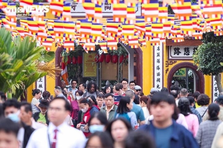 các địa điểm tâm linh nổi tiếng như chùa Trấn Quốc, phủ Tây Hồ, đền Quán Thánh… chật kín người dân.