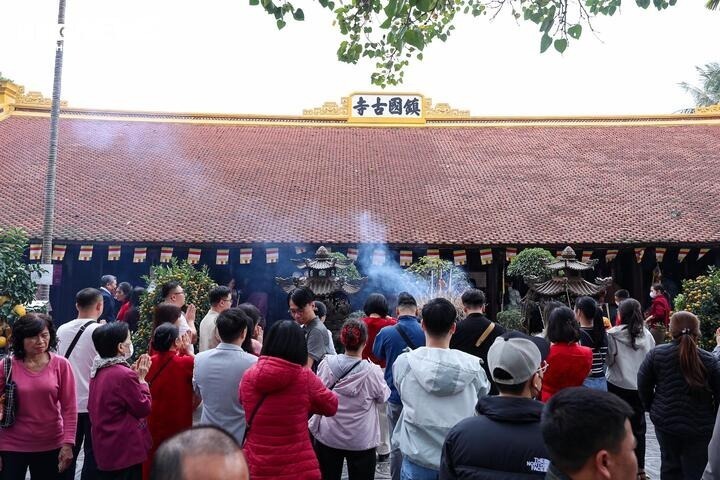 Tại chùa Trấn Quốc, từ sáng sớm người dân và du khách đến du xuân, vãn cảnh, dâng hương lễ Phật, cầu mong bình an và xin lộc đầu năm. Ảnh: VTC News