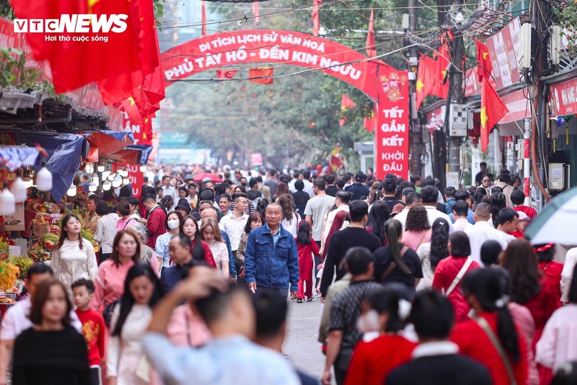 Biển người đổ về đền, chùa ở Hà Nội cầu an trong ngày mùng 1 Tết - 7