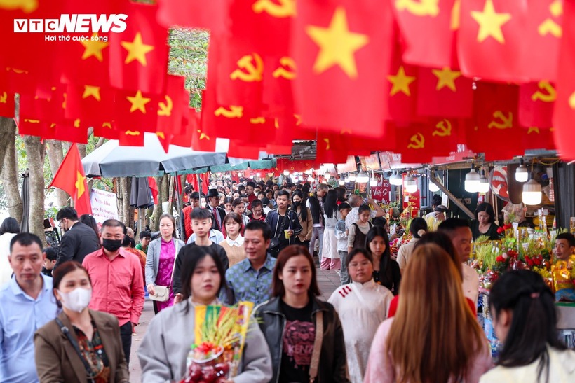 Người dân và du khách nườm nượp đổ về phủ Tây Hồ cầu an trong ngày đầu năm mới. Ảnh: VTC News