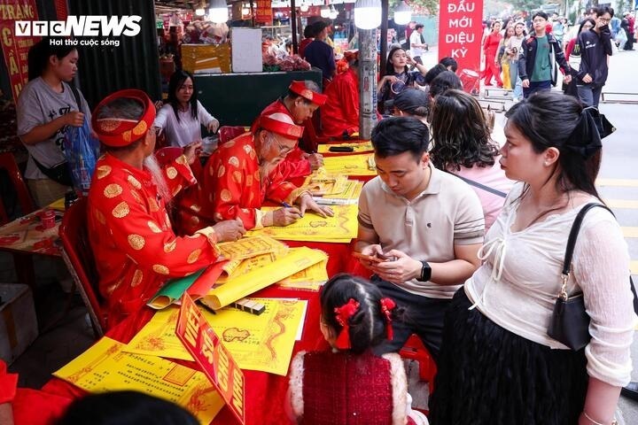 Dịch vụ viết sớ bên ngoài phủ Tây Hồ rất hút khách. Ảnh: VTC News