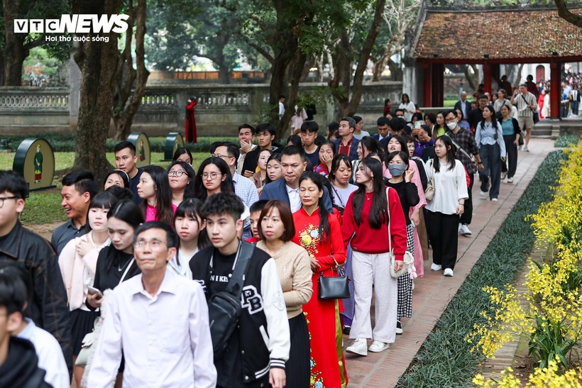 Ngoài việc tham quan, nhiều người đến Văn Miếu – Quốc Tử Giám đầu năm để xin chữ, gửi gắm sự quan tâm và ước vọng. Ảnh: VTC News