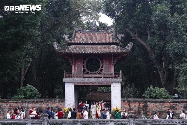 Văn Miếu – Quốc Tử Giám đón nhiều gia đình đưa con em tới du xuân, vãn cảnh ngày đầu năm mới. Ảnh: VTC News