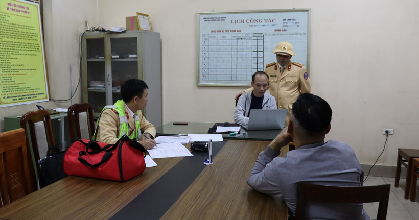 Cơ quan chức năng tiến hành làm việc với lái xe Đ.A.Q. (Ảnh: Công an Thái Nguyên)