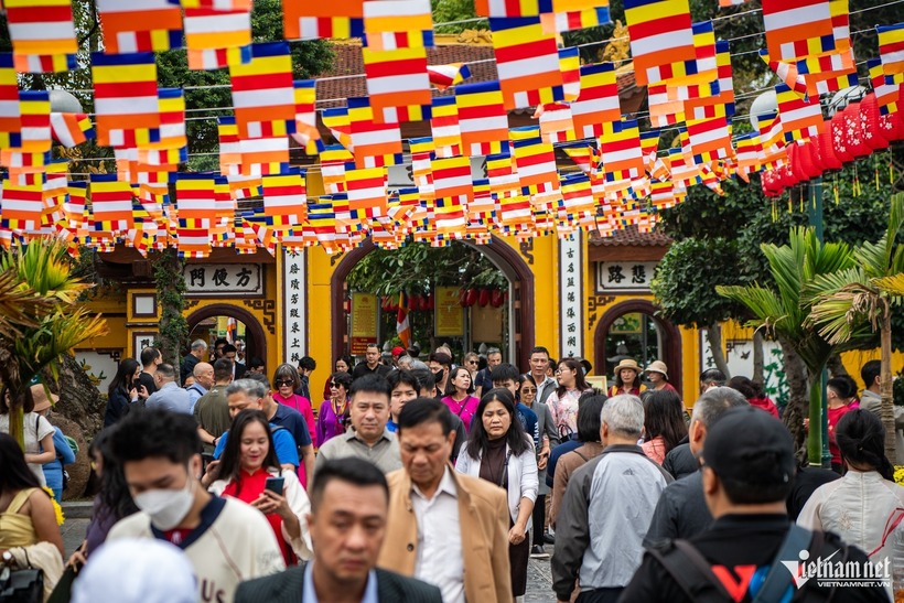 Chùa Trấn Quốc (quận Tây Hồ, Hà Nội) cũng là điểm đến được nhiều người dân lựa chọn trong hành trình du xuân, lễ chùa đầu năm. Ảnh: VietNamNet