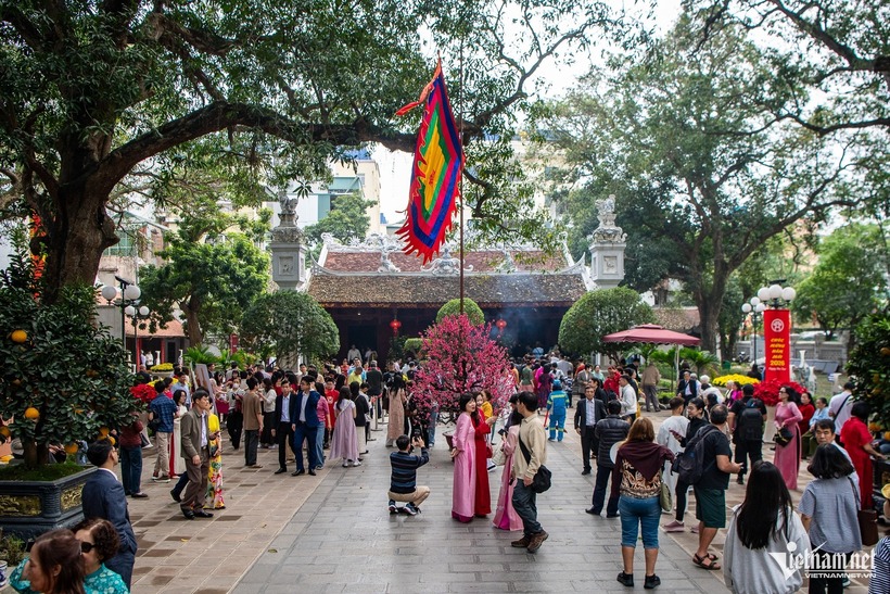 Các lối vào đền Quán Thánh, Hà Nội chật kín du khách. Ảnh: VietNamNet
