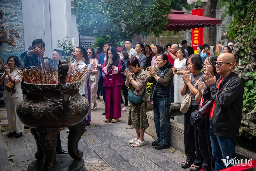 Biển người đổ về đền, chùa ở Hà Nội cầu an trong ngày mùng 1 Tết - 3