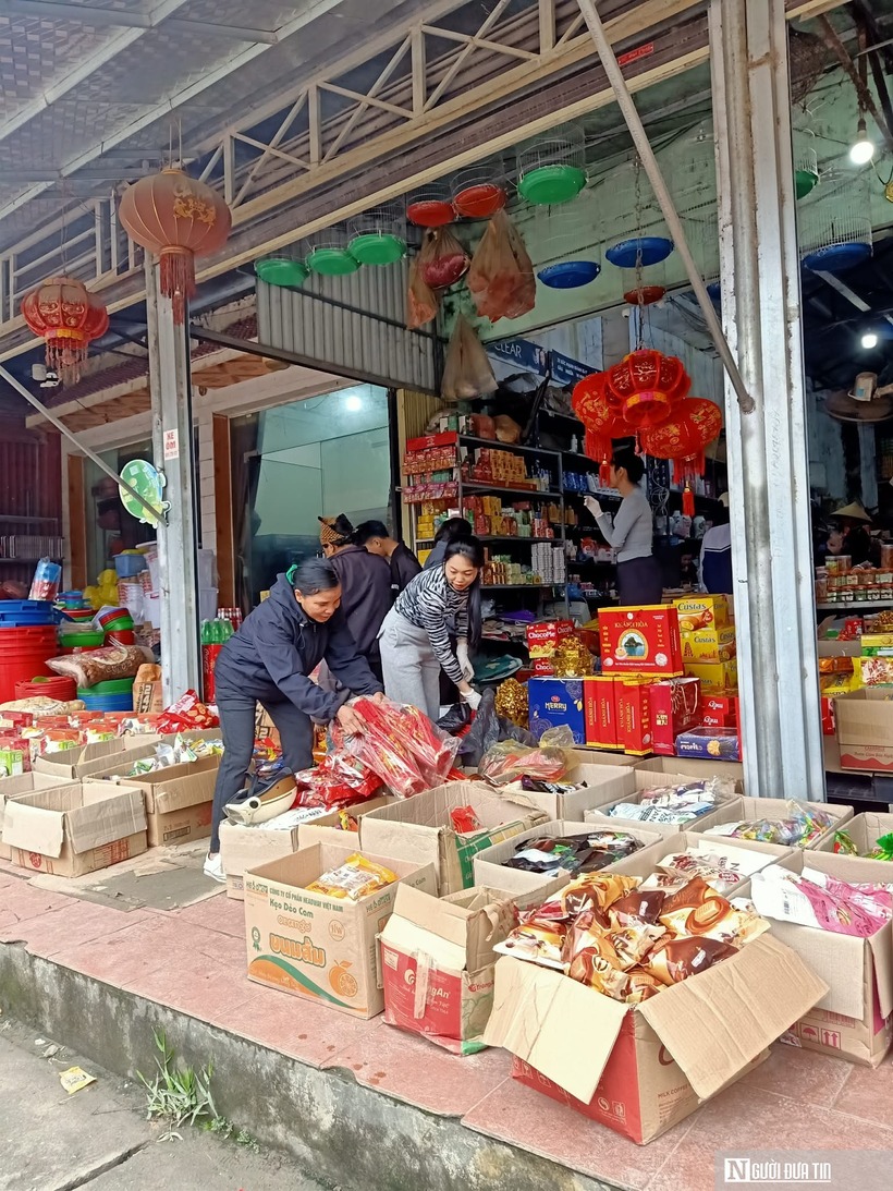 Dù có nhiều áp lực, người dân vẫn tất bật mua sắm để chuẩn bị cho một cái Tết ấm no, sum vầy.