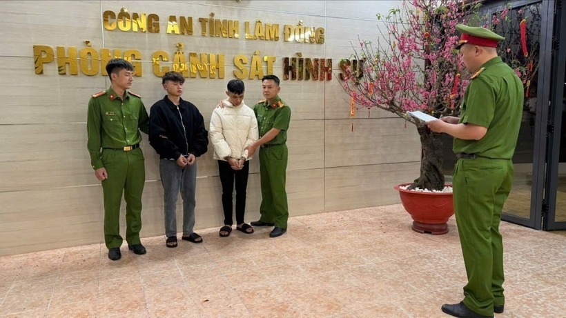 Công an tỉnh Lâm Đồng bắt giữ 2 thanh niên cướp giật ở tiệm vàng. Ảnh: PLO.