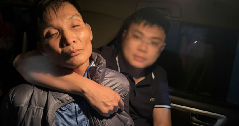 Đối tượng Nguyễn Văn Hoàn (bên trái), bị bắt giữ trên đường trốn chạy. (Ảnh: XM)