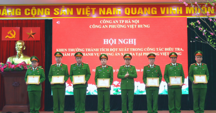 Thiếu tướng Dương Đức Hải, Phó Giám đốc Công an TP Hà Nội khen thưởng đột xuất 3 tập thể và 19 cá nhân có thành tích xuất sắc trong công tác điều tra, khám phá nhanh vụ giết người xảy ra rạng sáng 14/2.