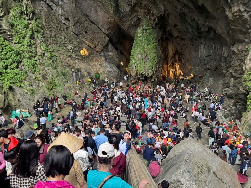 Quần thể di tích và danh thắng Chùa Hương đã đón khoảng hơn 25.000 lượt du khách đến hành hương, du xuân trong 2 ngày đầu năm Bính Ngọ 2026. Ảnh: Lao Động.