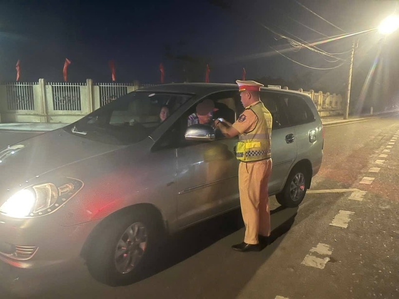 Lực lượng chức năng làm nhiệm vụ. Ảnh: Cổng thông tin Công an TP. Đà Nẵng.