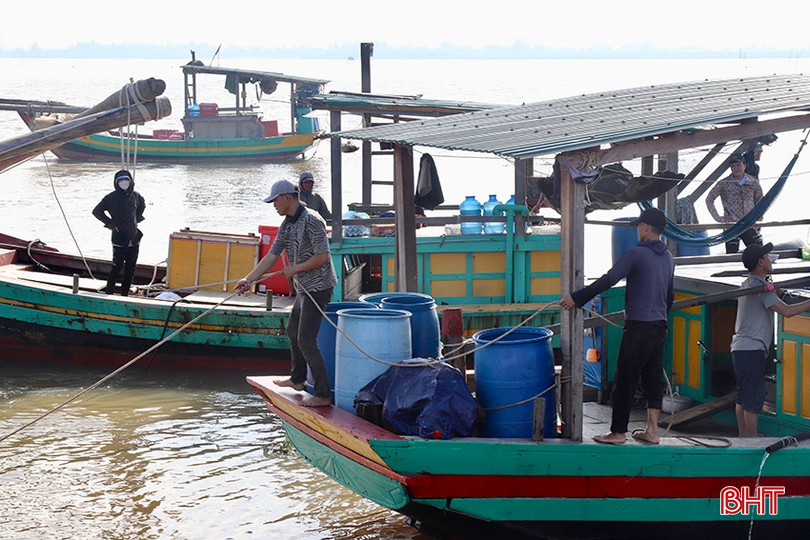 Vươn khơi đầu năm không chỉ để đánh bắt hải sản mà còn để cầu may mắn. Ảnh: Báo Hà Tĩnh.
