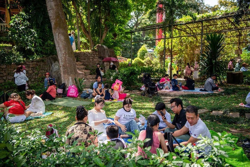 Càng về chiều mát, dòng người vẫn tiếp tục đổ về Thảo Cầm Viên.